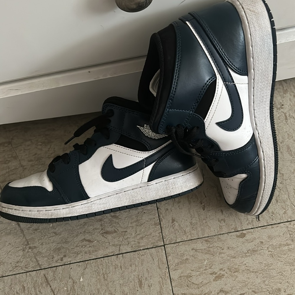 Sneakers - Picture 5 of 5